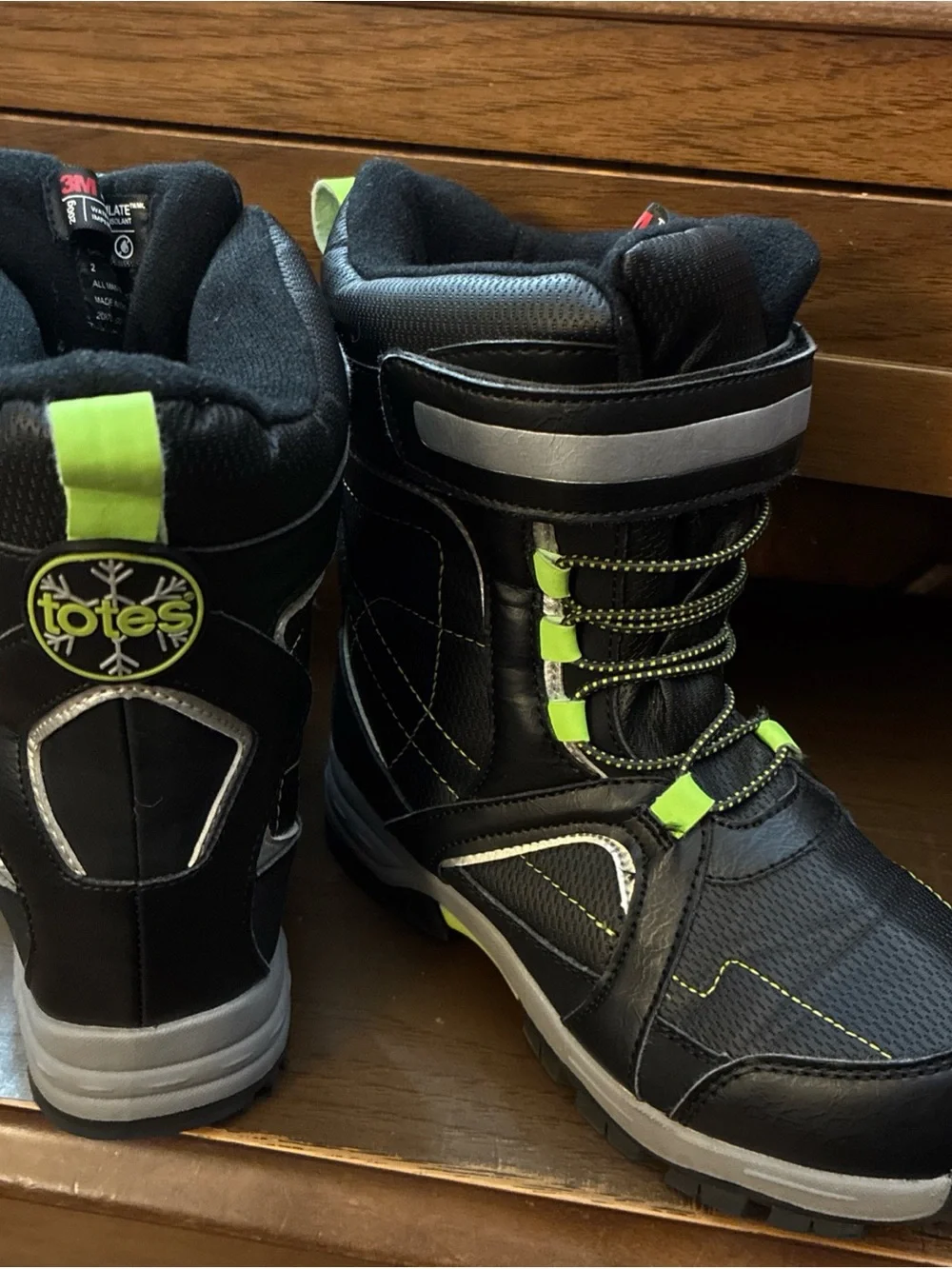Kids Totes Winter snow boots size 2 youth Warm 3M thinsulate Water resistant